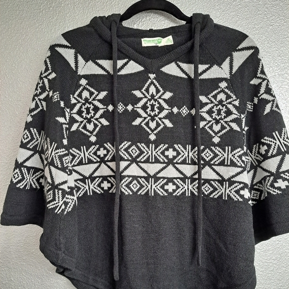 Selena Gomez Sweaters - NWT Selena Gomez Dream Out Loud  Hooded Cape   Size M